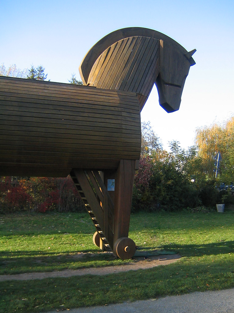 Възстановка на Троянския кон в музея на откривателя на Троя Хайнрих Шлиман. 