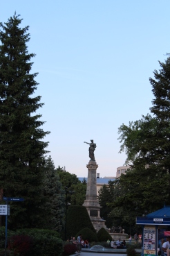 Паметникът на Свободата, дело на Арнолдо Цоки, е в градината срещу театъра и е другият символ на Русе. Открит е през август 1909-а.